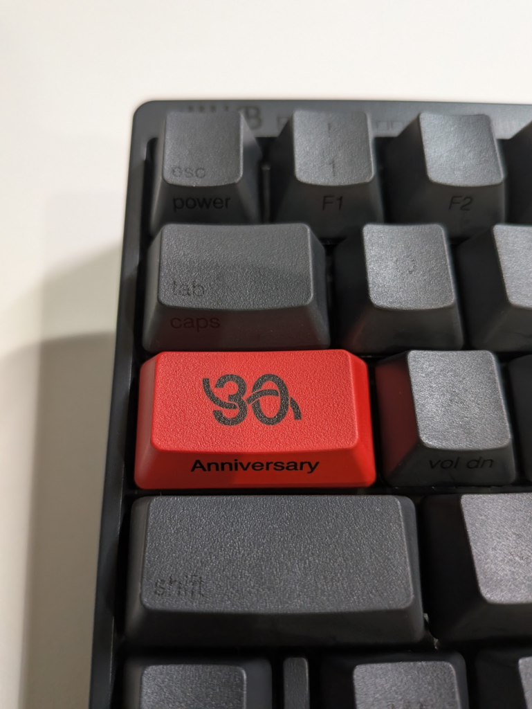30周年記念デザインの赤いAnniversary Controlキー